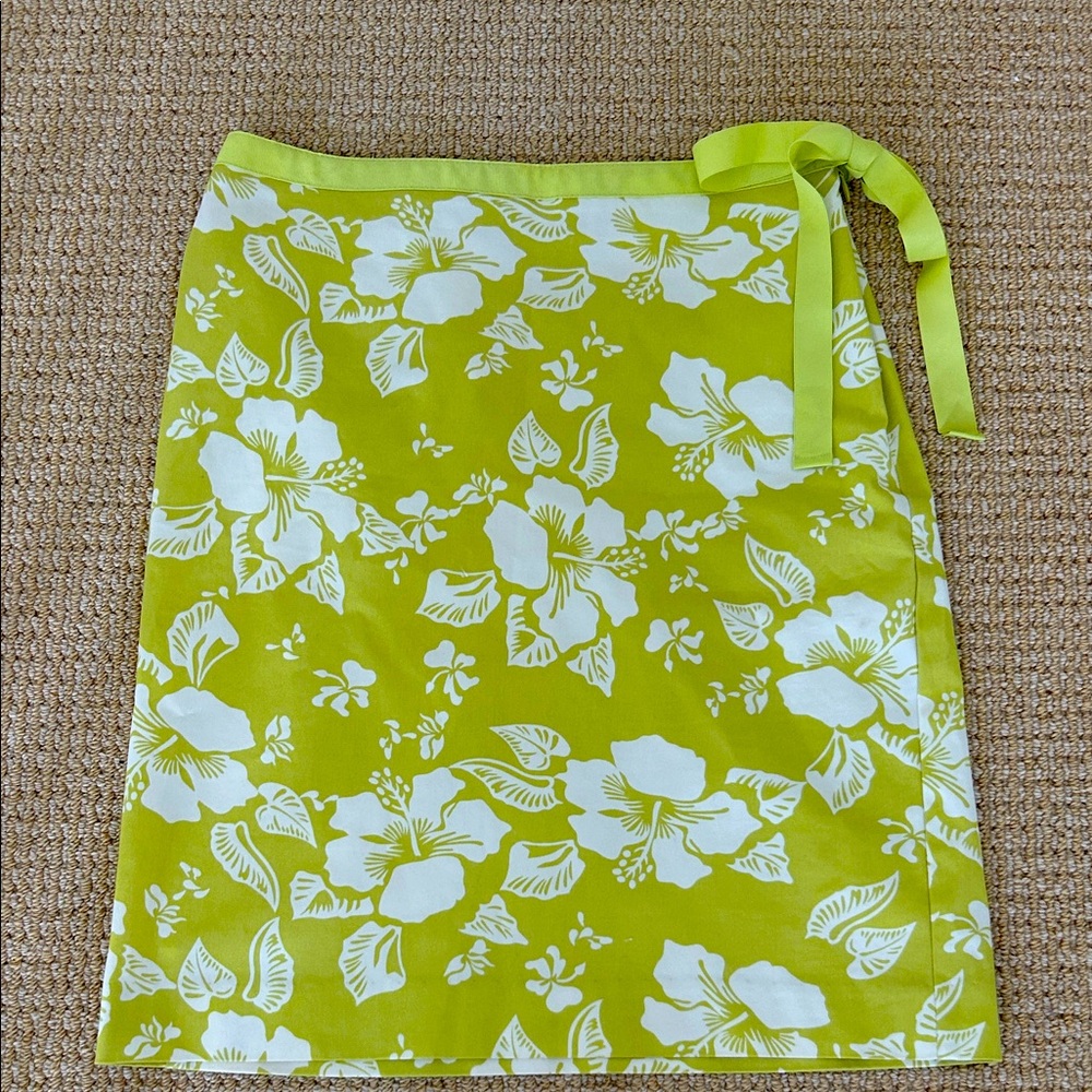 Casual Corner Green and White Floral Skirt w/ Ribbon Detail